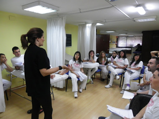 Demostración de masajes con piedras calientes en CEM, CEM Canarias