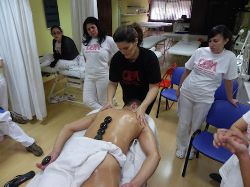 Demostración de masajes con piedras calientes en CEM, CEM Canarias