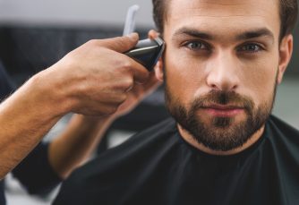 Confident,Guy,Sitting,At,Beauty,Salon
